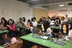 シザーの持ち方を教えている様子※講師次第でサシカエ可能性有.JPG