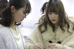 ※先輩サポスタが教えている光景.JPG